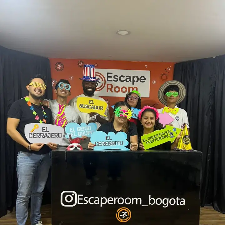 Grupo de personas disfrutando una experiencia integración empresarial en sala de escape en Bogotá.