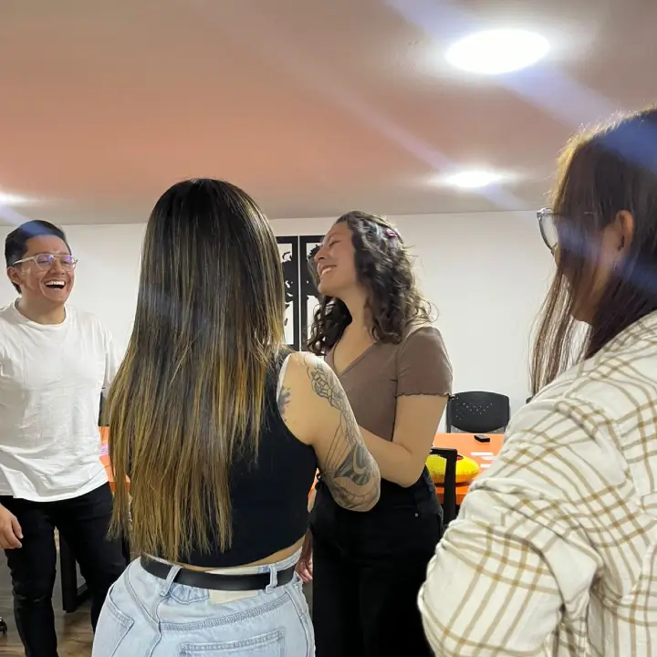 Equipo corporativo celebrando el éxito tras completar una actividad de escape room en Bogotá