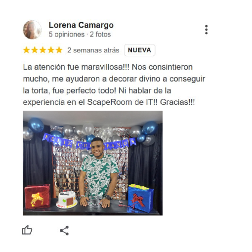 Foto de cliente celebrando su cumpleaños con decoración temática en sala de escape