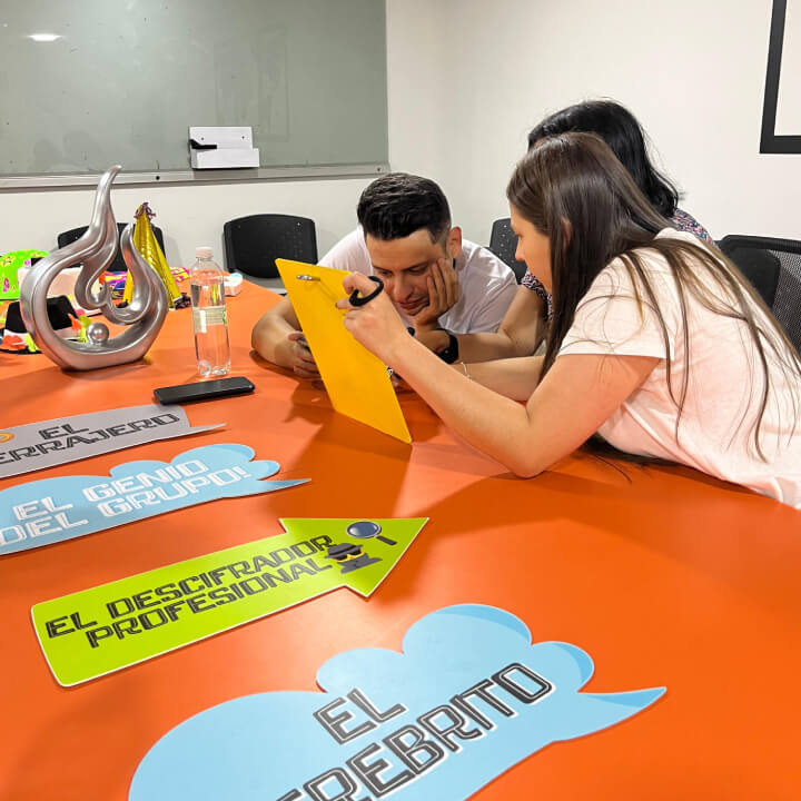 Equipo empresarial disfrutando escape room