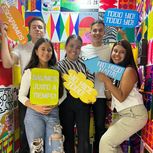 5 participantes celebrando victoria en sala de escape Bogotá