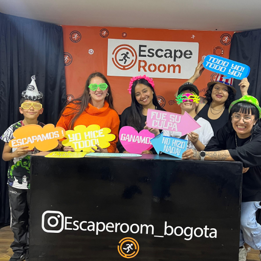 Familia celebrando cumpleaños 2 hijos 2 padres jugando a escapar