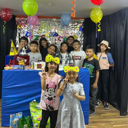 Familia disfrutando en una sala de escape