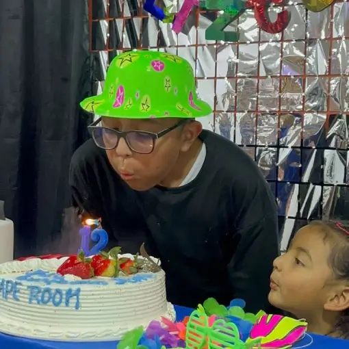 Niño de 12 años celebrando cumpleaños con temática de escape room en Bogotá