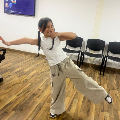 Niña divirtiéndose en sala de escape